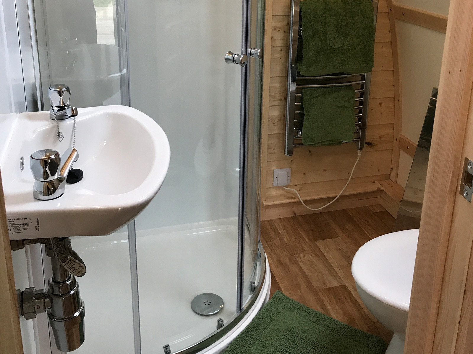Luxury glamping pods with en-suite facilities at Evenlode Grounds Farm